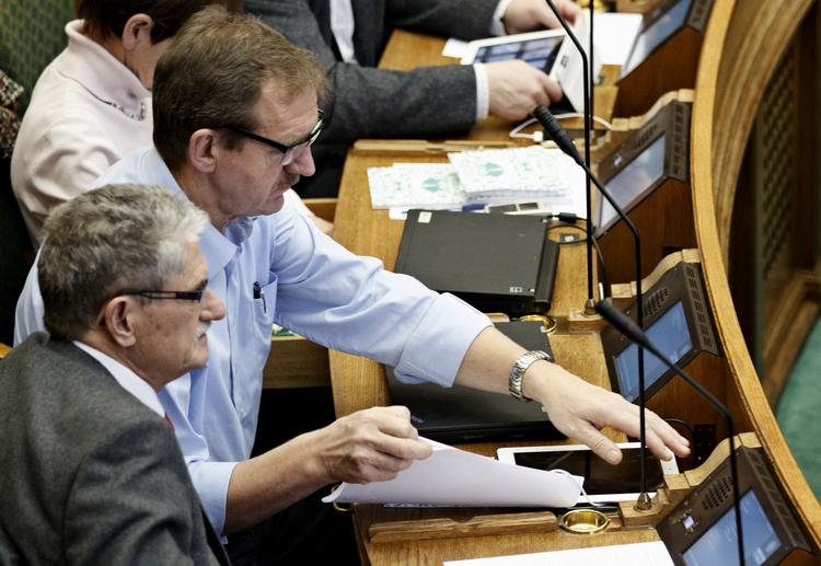 Kommssion. Regeringens Irak-kommission skal undersøge en video, der angiveligt viser danske soldater overvære overgreb på fanger. Det siger den socialdemokratiske forsvarsordfører Bjarne Laustsen. (Arkivfoto) 