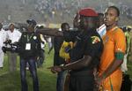 Eskorte. Didier Drogba måtte have politibeskyttelse, da han skulle væk fra stadion i Dakar. 