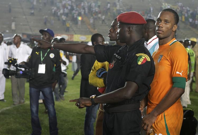Eskorte. Didier Drogba måtte have politibeskyttelse, da han skulle væk fra stadion i Dakar. 