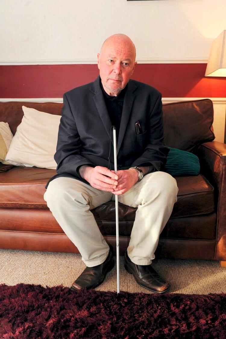 Pacificeret. Politiet opfattede den blinde, 61-årige Collin Farmer som så farlig, at han blev pacificeret ved at få 50.000 volt igennem sig. 