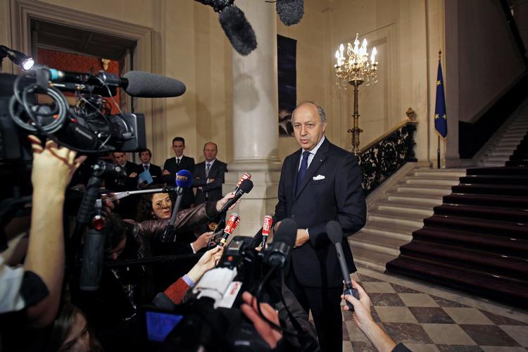 VÆRT. Den franske udenrigsminister, Laurent Fabius, holdt i går møde repræsentanter fra 20 lande om støtten til civile i Syrien. 
