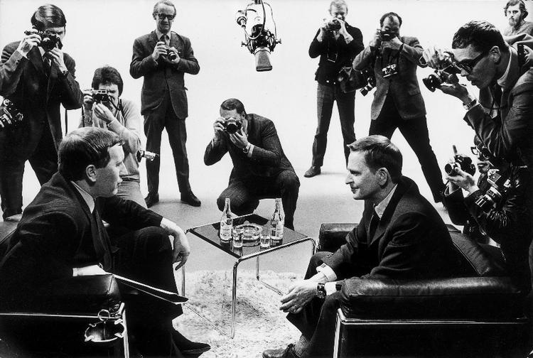 Ros. De danske anmeldere lovpriser filmen om Olof Palme, som her ses i samtale med den engelske journalist David Frost. 