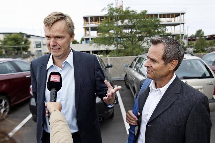 Afhørt. Ekstra Bladets journalist Jan Kjærgaard (til højre) og chefredaktør Poul Madsen (til venstre) ankommer til retten i Søborg. Skattesagskommissionen skal undersøge, om der skete politisk indblanding i Skat Københavns afgørelse i 2010 af Helle Thorning-Schmidts og Stephen Kinnocks skatteforhold. 