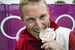 sølv. Den danske medaljevinder i skeetskydning, Anders Golding, vil lade jublen overmande sig i aften oven på en spændende finale. 