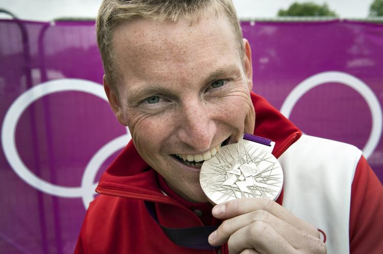sølv. Den danske medaljevinder i skeetskydning, Anders Golding, vil lade jublen overmande sig i aften oven på en spændende finale. 