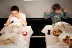 Barnemad. Trond og Fabian Max  (øverst) var blandt de heldige, der fik bord på Lumskebugten, og de nød i store træk maden. Efter hovedretten forsvandt koncentrationen hos flere gæster (nederst). Gik man forgæves til arrangementet i år, kan det måske trøste, at Lauterbach har mod på at deltage i 'Smagens time' igen til næste år. 
