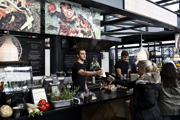 Stemning. Kaffehygge er der ikke meget af på Palæo. Den er nemlig travl som på en banegård. 