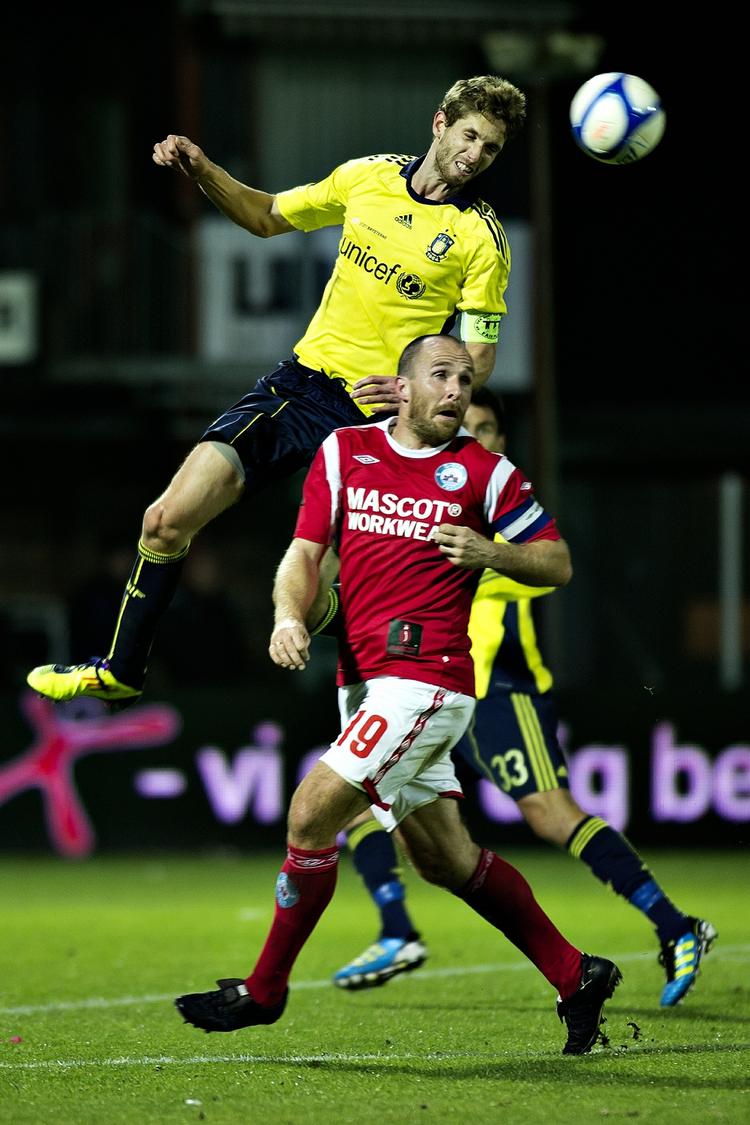 fredagskamp. Veteranen Henrik 'Tømrer' Pedersen (nederst) kræver revanche mod de danske mestre fra FCN. 