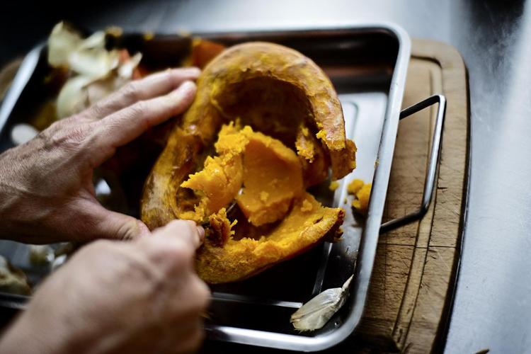 Bag, snit og steg. Kogebogsforfatter Gitte Heidi Rasmussen laver majsbrød, æblepandekager og græskarsuppe. 