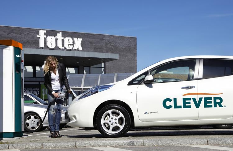 Opladning. Her får elbilen Nissan Leaf et skud strøm. Med en hurtiglader kan batteriet få 80 procent af sin kraft på 20-30 minutter. 