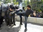 Græske demonstranter støder sammen med urobetjente i det centrale Athen under landets anden generalstrejke på en måned. 