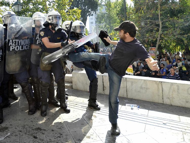Græske demonstranter støder sammen med urobetjente i det centrale Athen under landets anden generalstrejke på en måned. 