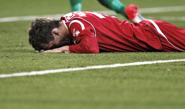 Vanskeligt. Flere spillere har klaget over, at banen i Farum er glat. det kan FCN's Morten Nordstrand skrive under på. I 3-0-sejren over Esbjerg måtte han flere gange en tur i det falske græs. 