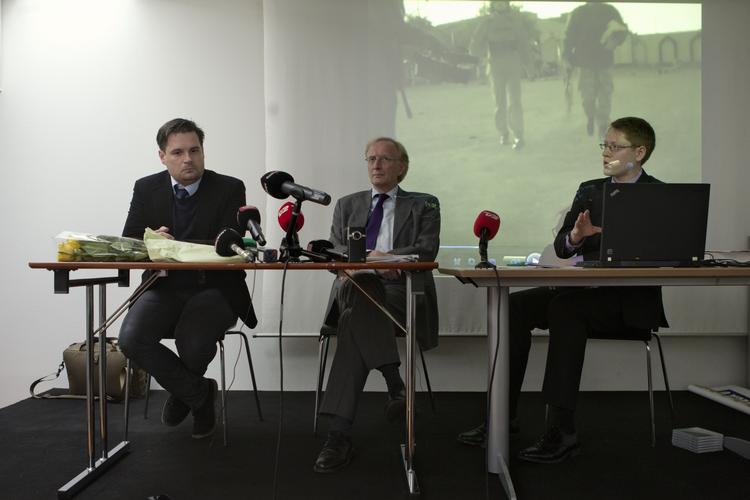 Pressemøde. Tidligere officer Anders Kærgaard (t.v.) og advokaterne Christian Harlang (i midten) og Christian F. Jensen orienterede om sagen her til eftermiddag. 