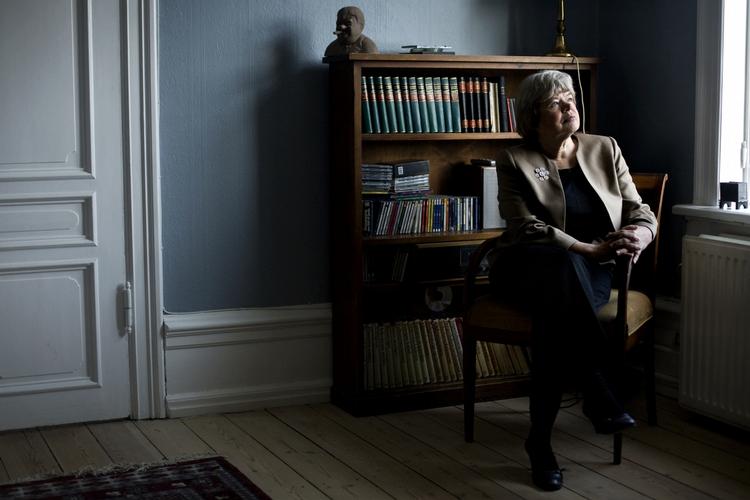 Løsning. Juraprofessor Eva Smith foreslår, at dagpengemodtagere bør 'arbejde' for kommunen. 