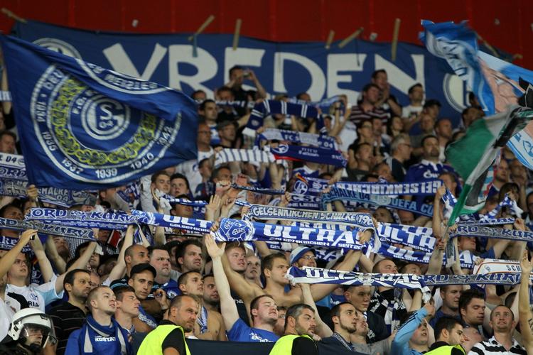 Rivalisering. Byerne Dortmund og Gelsenkirchen, hvor Schalke kommer fra, ligger kun 30 km fra hinanden: De to klubbers fans arbejder på de samme fabrikker og går på de samme skoler i hjertet af Ruhr-regionen. 