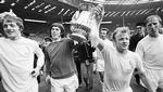 Succes. Bremner med pokalen efter triumfen i FA Cup-finalen i 1972 mod Arsenal. 
