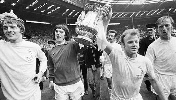 Succes. Bremner med pokalen efter triumfen i FA Cup-finalen i 1972 mod Arsenal. 