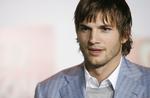 Afløseren. 28,7 millionere tv-seere så med, da Asthon Kutcher debuterede i 'Two and a Half Men' sidste år i september og dermed afløste Charlie Sheen, stjernen i de forudgående otte sæsoner. 