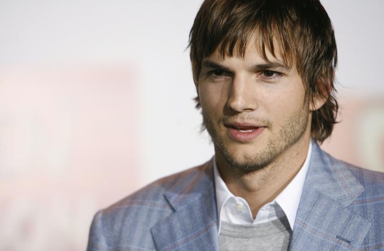 Afløseren. 28,7 millionere tv-seere så med, da Asthon Kutcher debuterede i 'Two and a Half Men' sidste år i september og dermed afløste Charlie Sheen, stjernen i de forudgående otte sæsoner. 