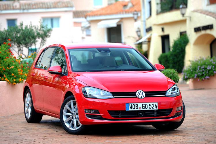 Lettere.  Den syvende  generation VW Golf er en anelse  lavere, men bredere om livet. Samtidig har den smidt op mod 100 kg. 