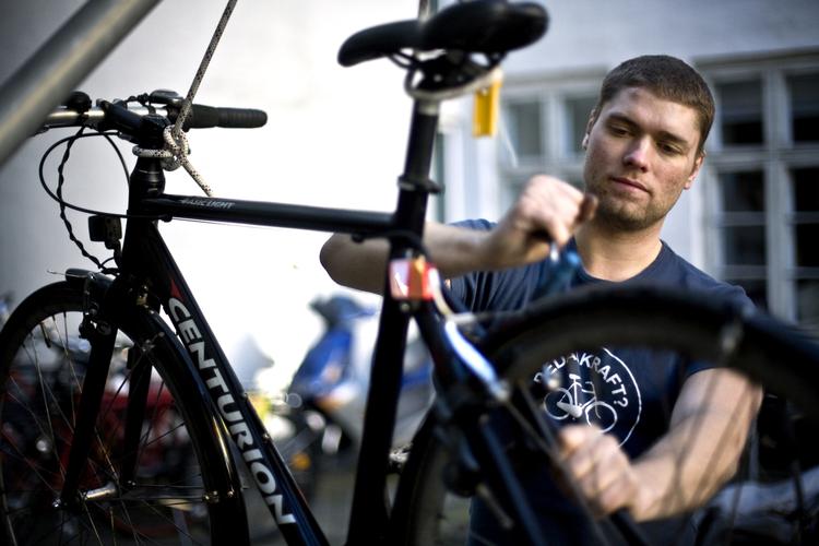 Gør det selv. Cykelmekaniker Christian Mathiasen viser dig, hvordan du gør cyklen lækker at køre på og giver den en længere levetid. 
