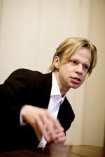 Dybdeborende. I programmet 'Hos Clement', der fra på tirsdag sendes i DRs nyhedstime, vil Clement Kjersgaard stille ugens hovedperson kritiske, dybdeborende spørgsmål. 