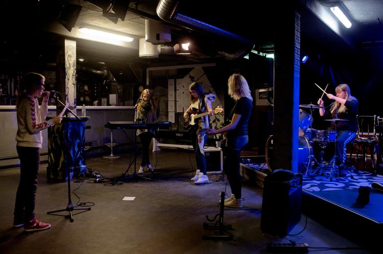 Uddannelse. I løbet af en uge skal pigerne lære alt fra akkorder over riffs til den svære kunst at skrive en sangtekst. 