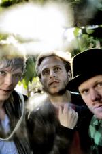 Travle. Selv om Folkeklubben kun har eksisteret i lidt over et år, har de allerede spillet flere end 65 koncerter på mere eller mindre traditionelle steder rundt omkring i landet. 