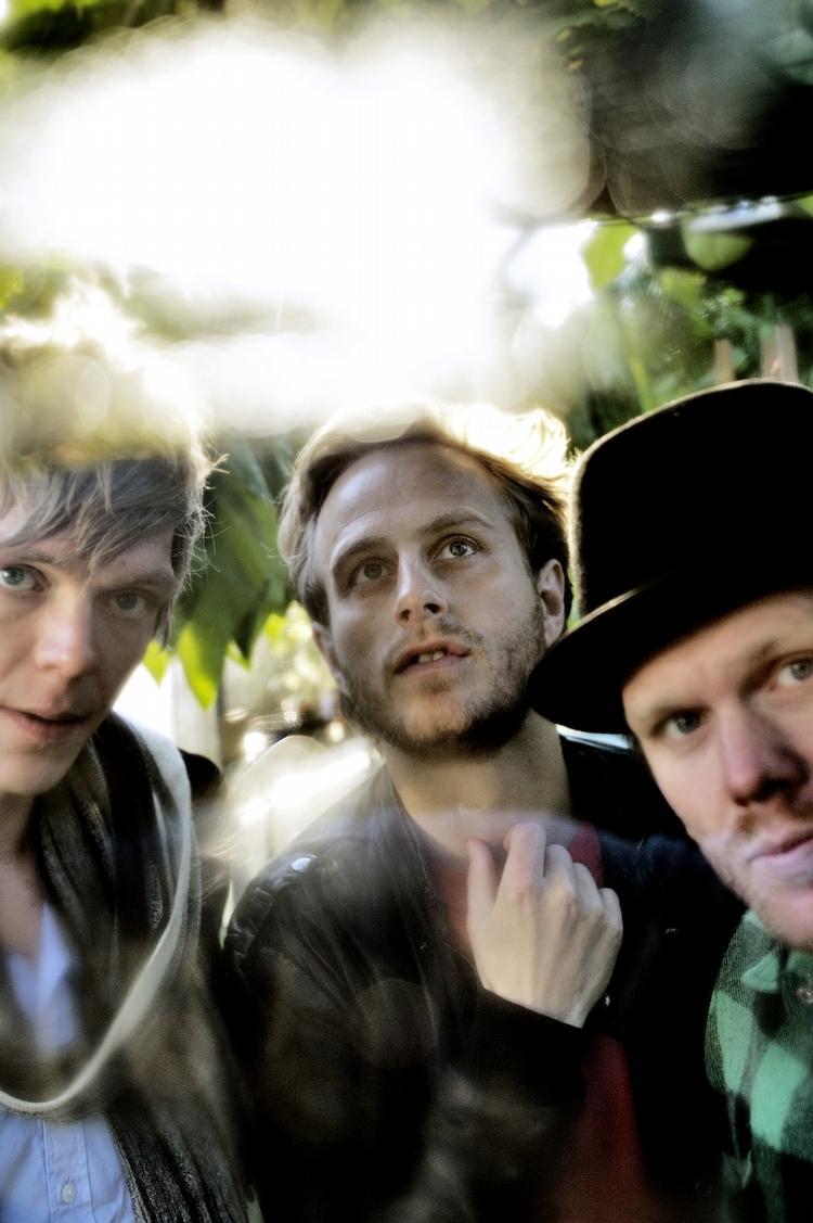 Travle. Selv om Folkeklubben kun har eksisteret i lidt over et år, har de allerede spillet flere end 65 koncerter på mere eller mindre traditionelle steder rundt omkring i landet. 