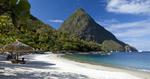 MAGELØST. Sugar Beach-resortet på St. Lucia ligger i skyggen af The Pitons, to vulkanspir, der er medtaget på UNESCO's verdensarvsliste. 