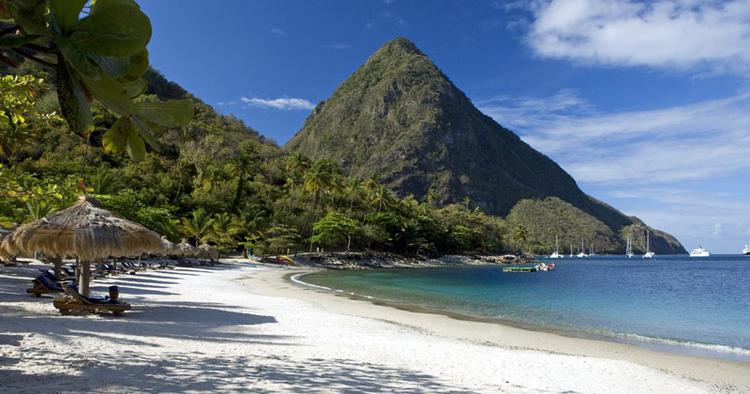 MAGELØST. Sugar Beach-resortet på St. Lucia ligger i skyggen af The Pitons, to vulkanspir, der er medtaget på UNESCO's verdensarvsliste. 
