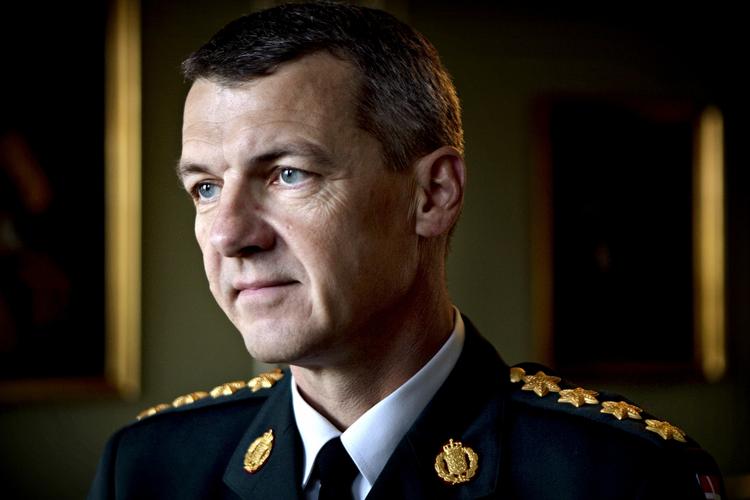 Hotline. Forsvarschef Peter Bartram opfordrer alle til fortælle, hvad de ved om operationen i 2004. 