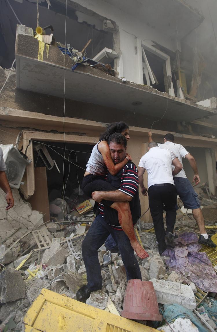 Kaos. Mindst otte blev dræbt af den volsomme bilbombe i Beirut. 