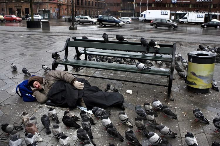 hjemløs. Socialt udsatte oplever selv, at de bliver behandlet dårligere end andre borgere. Især af politiet, kommunen og butikker, hvor halvdelen oplever diskrimination. Men også hos lægen og hos tandlægen oplever de diskrimination. 