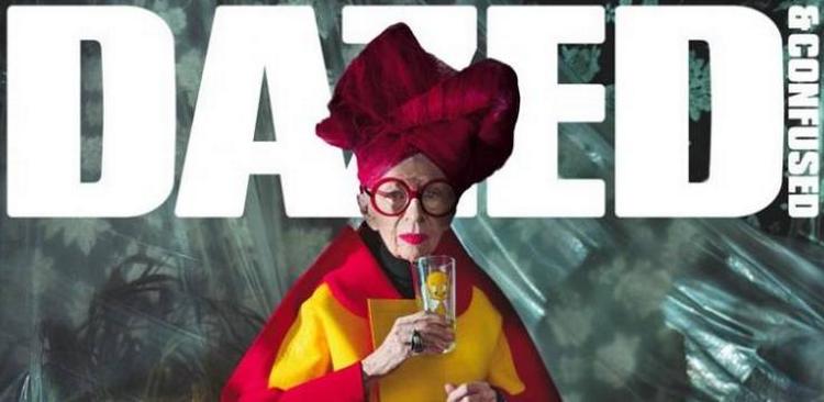 IKON. 91-årige Iris Apfel er tidligere virksomhedsejer og indretningsarkitekt. Efter hun fik sin omfattende garderobe udstillet i New York, er hun blevet udråbt til modeikon - senest på novemberudgaven af magasinet Dazed &amp; Confused 