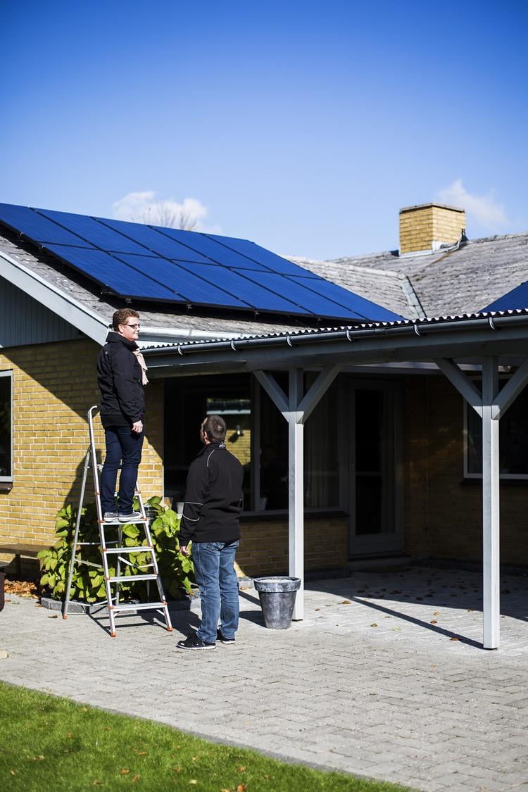 SOLCELLER. Solcelleanlægget havde kun siddet på taget hos Louise og Jesper Gregersen to måneder, da det begyndte at regne ind i juni. 
