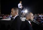 Beskyttelse. USA's særlige politienhed Secret Service har til opgave at beskytte højtstående politikere og embedsmænd. Her bevogter to agenter den republikanske præsidentkandidat, Mitt Romney, under et valgarrangement i Virginia tidligere på måneden. 