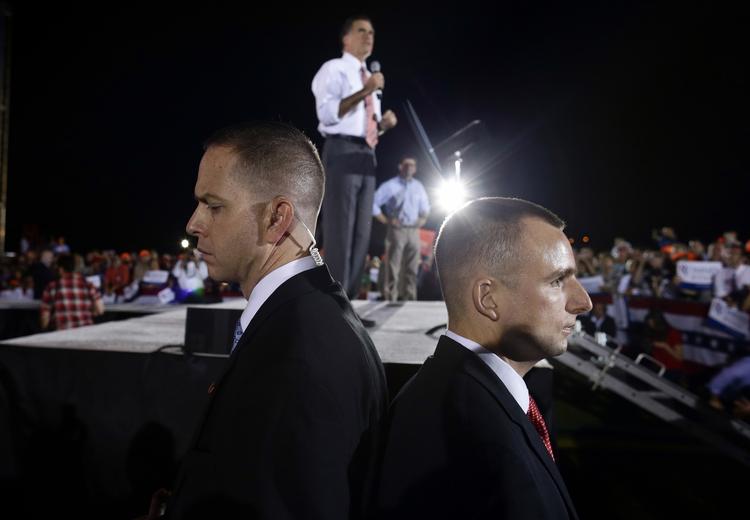Beskyttelse. USA's særlige politienhed Secret Service har til opgave at beskytte højtstående politikere og embedsmænd. Her bevogter to agenter den republikanske præsidentkandidat, Mitt Romney, under et valgarrangement i Virginia tidligere på måneden. 
