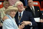 Skandaleramt. Jimmy Savile - her i selskab med en anden legende, sangerinden Vera Lynn, har totalt fået ødelagt sit eftermæle. 