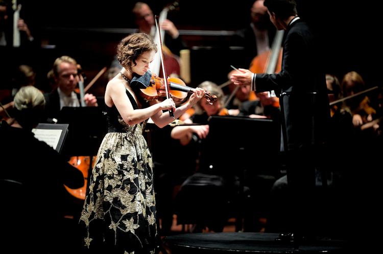 Farveløs. 32 år gammel er amerikanske Hilary Hahn et etableret navn i violinverdenen, hvor man begynder ung. Med samme alder er tyske Cornelius Meister på vej fremad i dirigentverdenen, hvor erfaring tæller og  karrierevejen  er lang. 