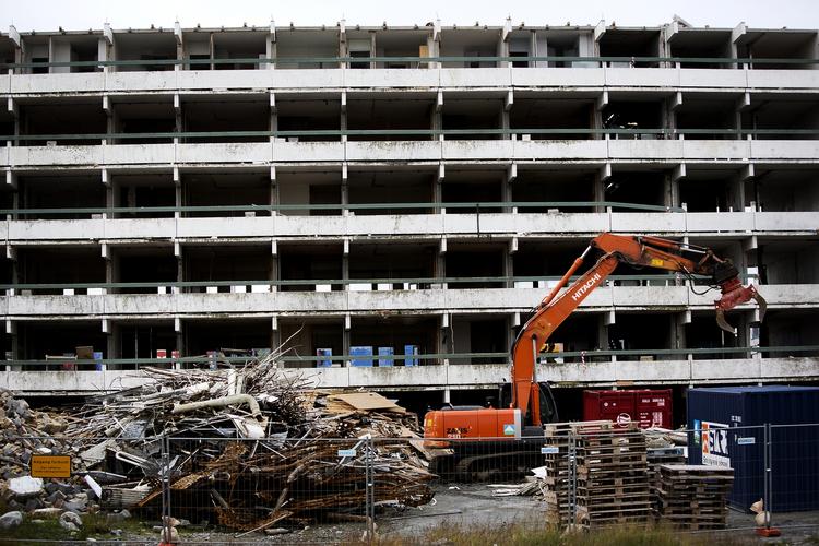 Nedrivning. Politikens fotograf Per Folkver besøgte forleden Blok P under nedrivningsarbejdet, som var ved at gå helt galt. 