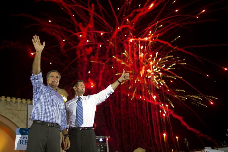 Opbakning. Mitt Romney (til venstre) havde taget sin vicepræsidentkandidat, Paul Ryan, med sig til valgmødet i Daytona Beach. 