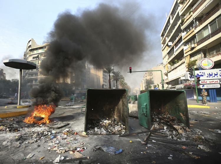BRAND. Der er ild i gaderne i Libanon. 