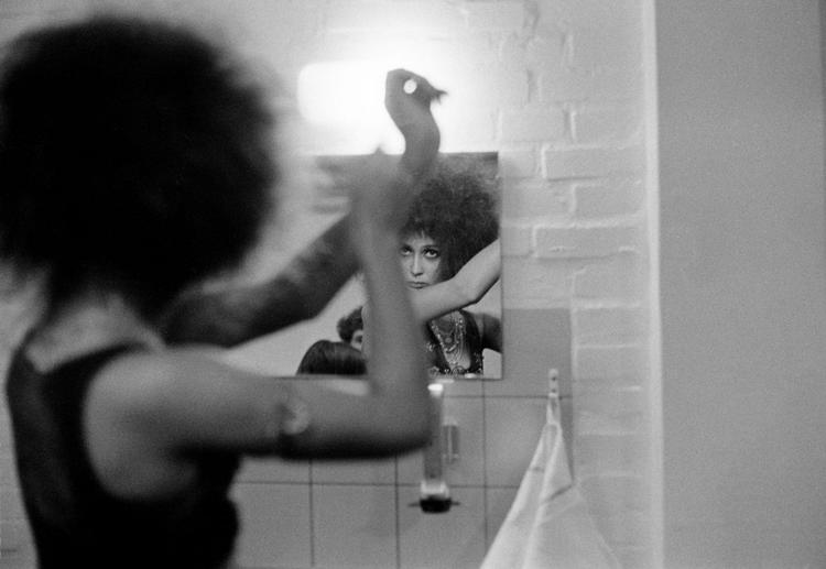 Spejl . Annisette, Savage Rose, er knipset  5. oktober 1968  i Gladsaxe Teen Club, i gymnastik- salens omklædningsrum på  Egegård Skole. Kameraet var mors feriekamera, et Agfa Optima, og fotografiet er et  af Jørgen Angels mest berømte. 