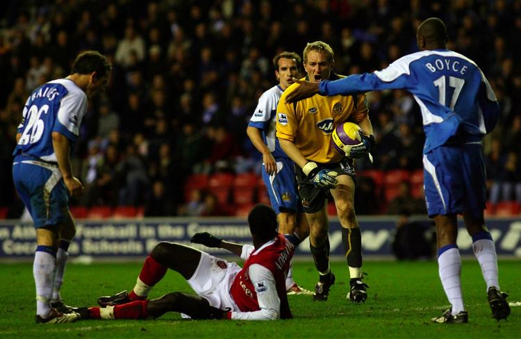 angrebet. Chris Kirkland ses her i gult under en tidligere kamp, da målmanden spillede for Wigan. 