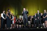 dopingtavshed. Lance Armstrong på scenen i går omgivet af støtter ved 15 års-markeringen af Livestrongs tilblivelse. 