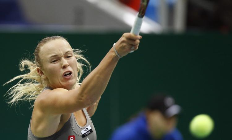 fight. Caroline Wozniacki returnerer til Sofia Arvidsson i en ujævn semifinale. 
