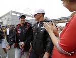tysk. Den afgående tyske verdensmester Michael Schumacher (midt) sammen med den nye tyske stjerne, Sebastian Vettel (tv). 