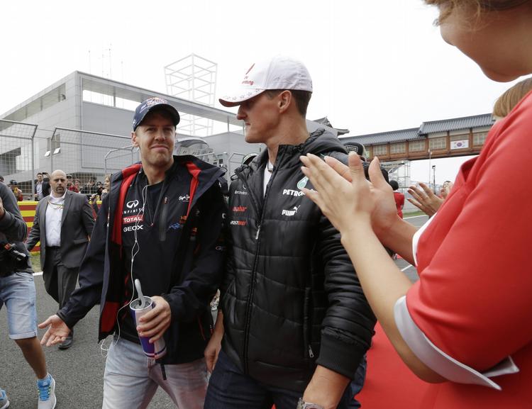tysk. Den afgående tyske verdensmester Michael Schumacher (midt) sammen med den nye tyske stjerne, Sebastian Vettel (tv). 